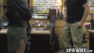 Curvy babe bønder sin guitar og fisse