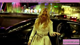 Бландынка прыходзіць да сваёй кліентцы, дамінуючай бізнэсвумэн.Ёй загадаюць раздзецца і апранаюць ланцужок.Час лізаць шапіках.Пасля гэтага яна трэцца аб яе і бачыць, як яна насаджваецца ёй на твар, пакуль яна не канчае ей у рот.Яна кранае пальцамі і просіць скончыць