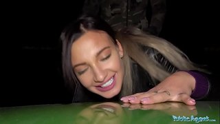 Javni Uslužbenec Ukrivljenih busty hottie v prostem večer blowjob in jebi