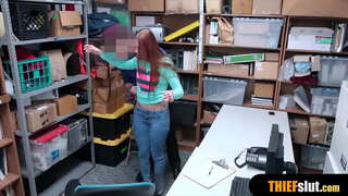 Длинноногую крошку застукали дар фурӯшгоҳ ва ноҳамвор трахнули