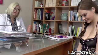 Peituda GILF domina um borracho quente