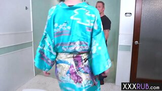 Naughty MILF massaeg un nois cos i va muntar la seva gran cosa