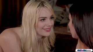 Si rambut coklat adalah mencari untuk jauh dan meminta dia berambut perang jauh jika dia tahu di mana itu.Semua telanjang dia berbalik dengan itu jauh di pantatnya.itu semua bagian untuk melonggarkan dia dan dia membujuk dia.Mereka mencium dan dia menjilat dia pantat sebelum wajah dia