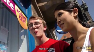 HUNT4K. Le cocu nerd est heureux de se faire payer pour chatte de sa copine