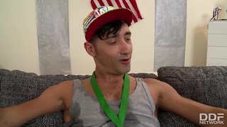 Sortudo fode Anita B. até sua bunda, enquanto lesbo adolescente Jenny esfrega o grelo molhado