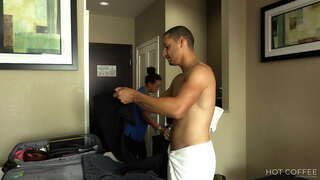 TRANO FANOMPOANA! Lehibe babo Latina mahazo fucked doggy fomba nataon&#039;ny vahiny sy ny squirts teo amin&#039;ny tratrany.