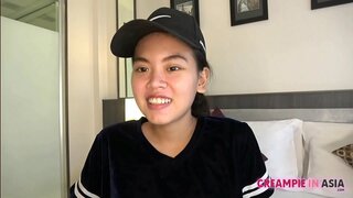 Тайская кыз обрезает бобер һәм ала натураль сиськи