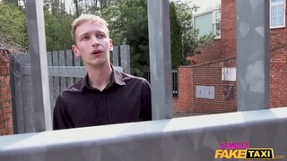 Femeninas Fake Taxi morena atrapado jugando con su coño hombre de al lado