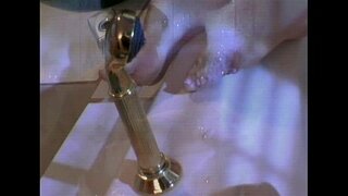 قرنية مثليات اللعنة في حوض استحمام ساخن