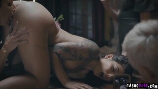 Gina სარგებლობდა, რომ კმაყოფილნი რეიგანი