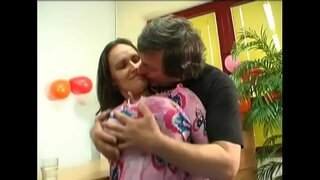 Էներգետիկ աղջիկ Jenny մեծ բնական сиськами ստանում առաջ հետևից