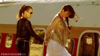 Жыныстық лесбиянки жұлдыз Элли және Дженна 69 және fingerbang шөлінде.