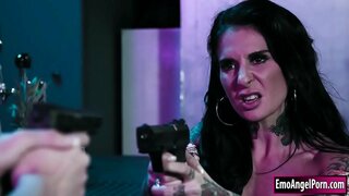 Bionda agente dell'fbi gestisce il male tiki proprietario del bar.Il ragazzo ha usato come copertura per ottenere il bar è il pazzo che ha usato lui.Lei può prendere cura di loro, lasciando a lui il suo cazzo.Lei lo succhia prima di cavalcare il cazzo