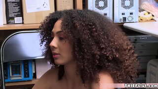 Интеррациал секс у журби са тинејџер на камерама за видео надзор