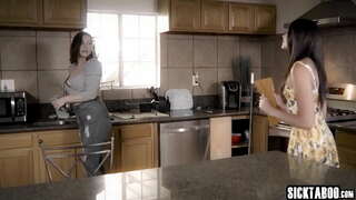 ���ેક્સી બેબ banged જેથી હાર્ડ દ્વારા એક મોટો લોડો વ્યક્તિ