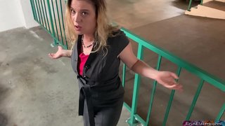 Stepmom blir sint hennes var stesønnen cums i hennes fitte