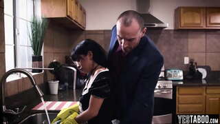 Busty latin szobalány csaj kap durva hátulról dugja