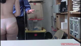 Потрясающая брюнетка с сиськами и изумительной попкой трахается в офисе с коррумпированным полицейским