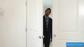 Srček najstnik blondie izvaja neverjetne blowjob na ogromen bel kurac in ga ljubi,