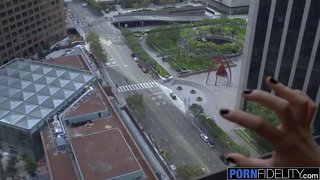 ���ಾಡ್ ವೈಟ್ ಕಬಳಿಸಲ್ಪಟ್ಟಂತೆ Maneater Anny ಅರೋರಾ