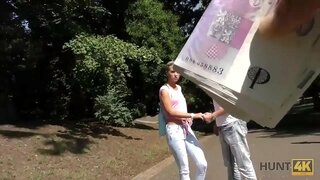 HUNT4K. Foirfe pussy shaved agus asal daingean a thagann isteach i lámha an hunter