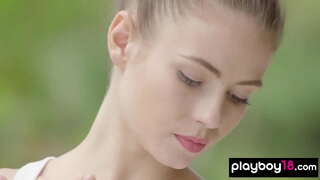 Skinny brunette slut stripping समयमा बक्स प्रशिक्षण