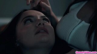 ���രു busty babe മുഖം ഇരിക്കുന്നതും lesbian പങ്കാളി