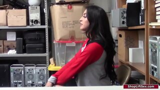 Latina shoplifts agus oifigeach cuardaigh di.Déanann sé a stiall síos agus dominates di a grab a cuid tits.Tugann sí dó blowjob agus ansin sé bangs di