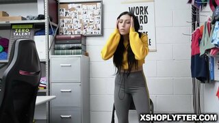 Brunette යොවුන් ජූඩි Jolie වෙමින් ඇය දැඩි මෝඩයෙක් romped පුදකිරීම විසින් ආරක්ෂක නිලධාරියා පිටුපස සිට