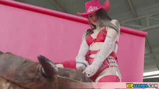 ���დილობს გაუმკლავდეს დიდი ყლე, პირში,