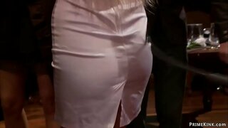 Blondínka pani Lorelei Lee prináša horúce veľké prsia, blond slave Riley Evans na verejné strany a je jej ohnutí tabuľka psíka, gangbang v prdeli