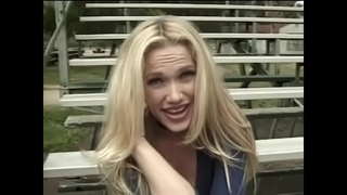 Horny blonde लामो कपाल संग प्रेम गर्न सवारी, एक हार्ड कुखुरा मा जीवित कोठा