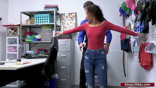 ���ાની ડિંટ્ડી લેટિના છે પડેલા ચોરી અને એક અધિકારી કરે છે પોલાણ શોધ અને આંગળીઓ તેના ભોસ અને ગાંડ.તે બનાવે છે તેના માટે તેને આપી એક બેન અને ગુદા fucks તેના