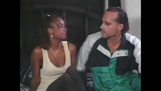 Էկզոտիկ сучка սեւ բարակ գուլպաներ լցված ստանում է ծանր սպիտակ անդամ կեցվածքով շները