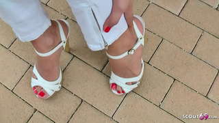 К сексуальному яшүсмергә исәпләнгән югары каблуках җиттек пляжда һәм отвели бу футджоб өчен 50 евро