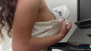 En las páginas centrales pornstar Uma Jolie muestra su increíble cuerpo natural