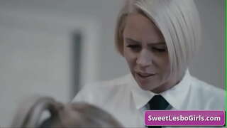 ���ောင့်ကြည့်ရေးအယုတ် milf lesbos ခံစားနက်ရှိုင်းသောမြည်းနှင့်လာျဇတ်သည်ရေရှည်တည်တံ့ထွတ်အရုံး