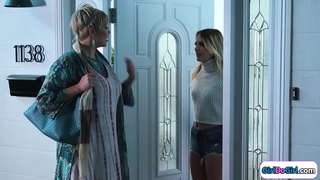 Fotosini busty milf bir o&#039;rta orqali uning stepsis bilan ulanish.Ular o&#039;pib va o&#039;rta gardishli bo&#039;ladi.Kichik ko&#039;krak Boba uning soqolini mushuk bilan facesits